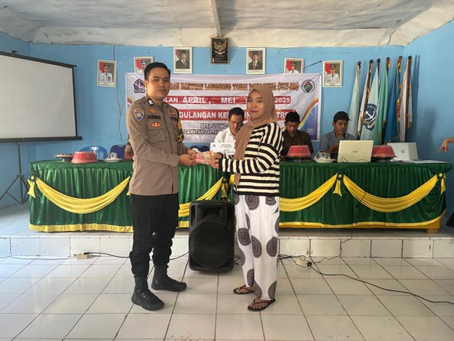 
 Bhabinkamtibmas Hadiri Giat Penyaluran Bantuan Langsung Tunai Dana Desa (BLT-DD) Bulan April–Juni 2025 di Desa Ujung Lamuru