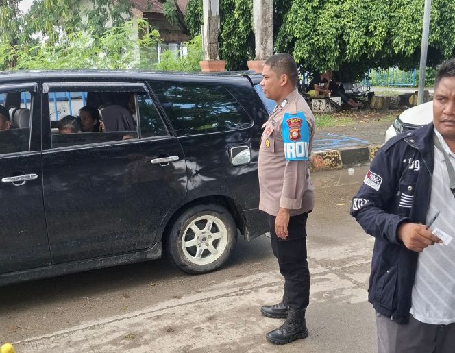 
 Dampingi Karyawan Kapal, Personil Polsek Lakukan Pemeriksaan Kendaraan 