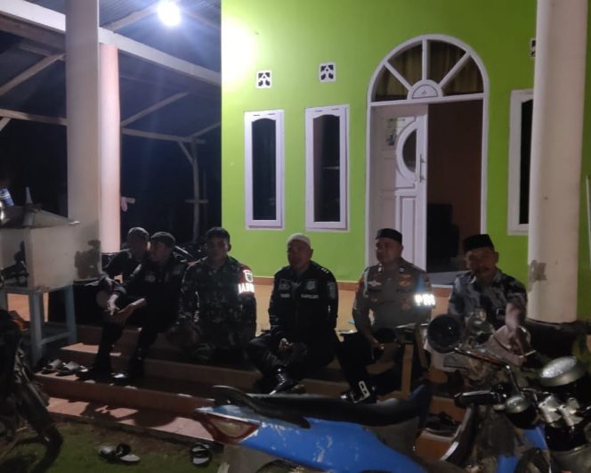 
 Jaga Kamtibmas Di Wilayah Tugas ,Polsek Patimpeng Bersama Koramil Patroli Malam