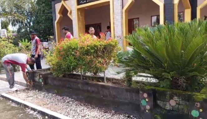 
 Kapolsek Awangpone Pimpin Kerja Bakti di Masjid Ittihadul Ummah Kelurahan Maccope