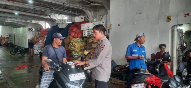 
 Diatas, Kapal Ferry, Temui ,Penumpang, Beri, Rasa, Aman ,Dengan, Kehadiran Polisi