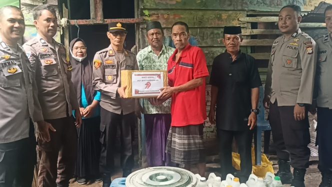 
 Dalam Rangka Hari Bhayangkara ke-78, Polsek Mare Gelar Bakti Sosial untuk Warga Kurang Mampu