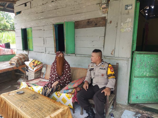 
 Bhabinkamtibmas Polsek Salomekko Sambangi Rumah Warga untuk Jalin Silaturahmi dan Tingkatkan Keamanan Lingkungan