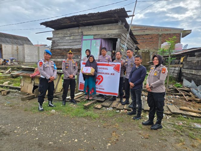 
 Sambut HUT Bhayangkara ke 79, Polsek Pelabuhan Berbagi Sembako Bersama Warga Di Pelabuhan Bajoe