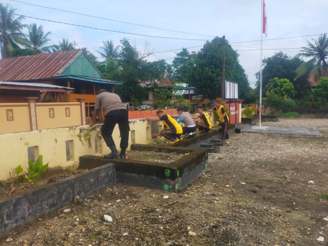 
 Personil Polsek Awangpone Lanjutkan Kerja Bakti Hari Kedua Jelang HUT Bhayangkara ke-79