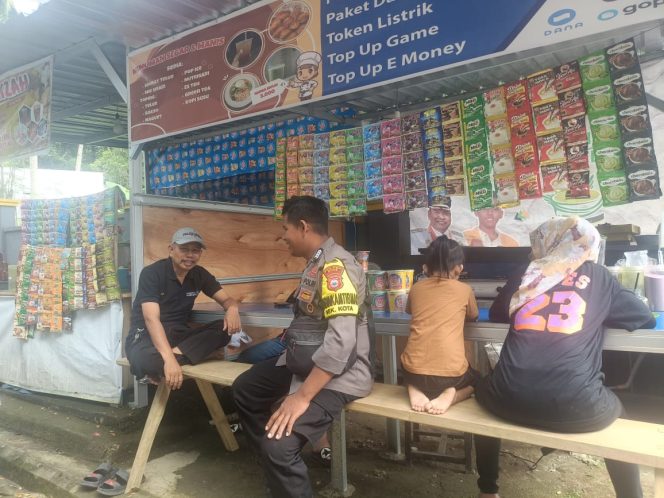 
 Dedikasi Tanpa Henti, Bripka Hamdan Ajak Warga Jaga Keamanan Lingkungan