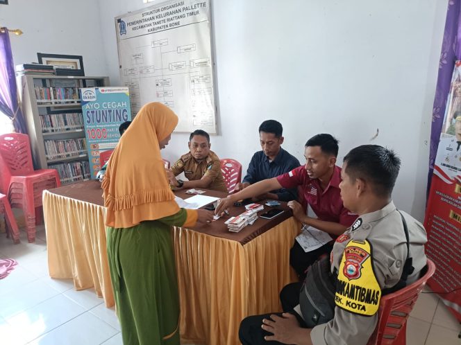 
 Penyaluran Bansos PKH/BPNT ,Bhabinkamtibmas Hadir Dukung Kelancaran dan Keamanan Kegiatan