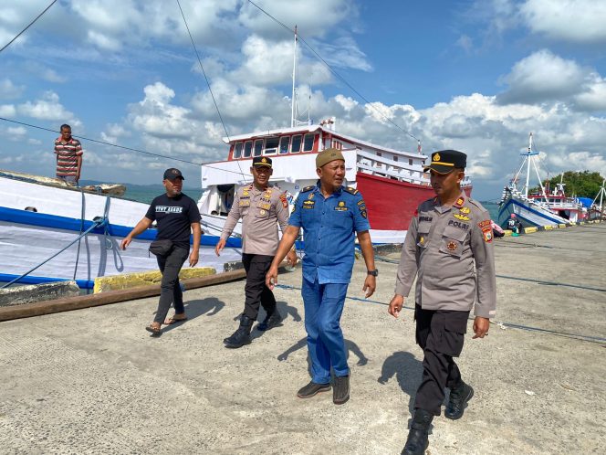 
 Pantau Aktifitas Buruh Di Pelabuhan Rakyat, Kapolsek Temui Dan Berikan Edukasi Pesan Kamtibmas