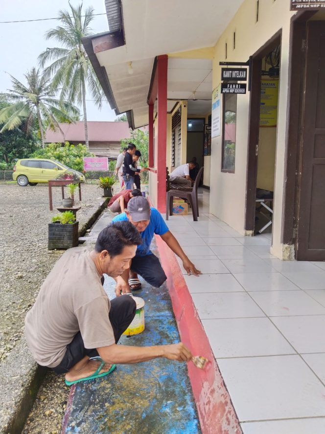 
 Polsek Awangpone Lakukan Pengecatan Mako dan Pagar dalam Rangka Menyambut HUT Bhayangkara ke-79