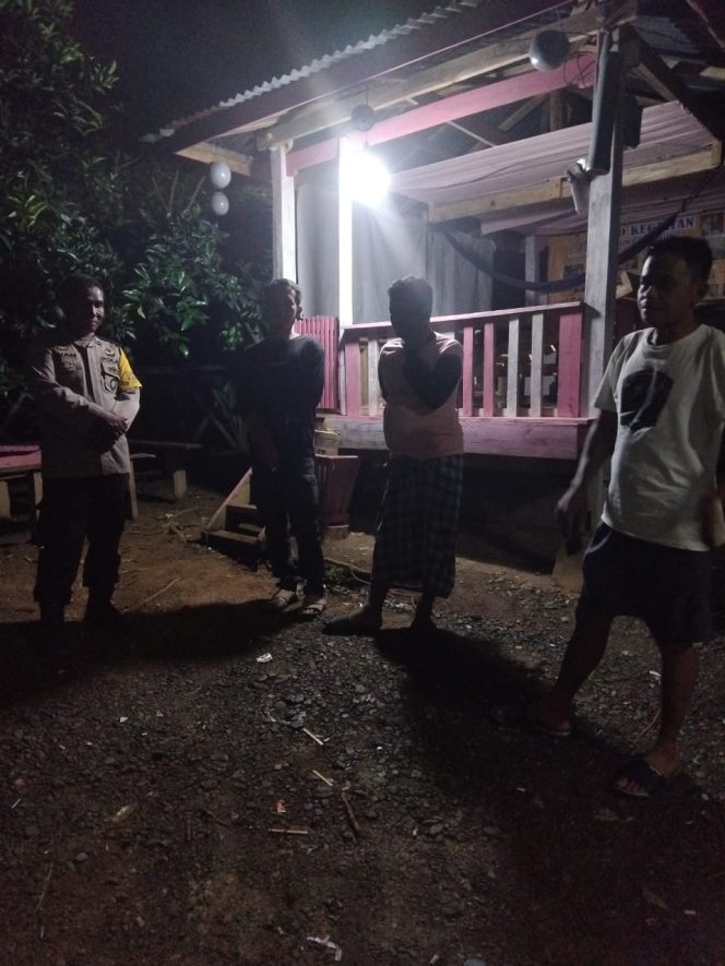 
 Satuan keamanan lingkungan (satkamling) desa Pattimpa dikontrol bhabinkamtibmas Polsek Ponre