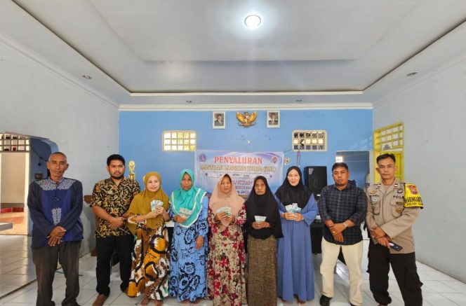 
 Bhabinkamtibmas hadiri penyaluran BLT Dana Desa di Desa Teamusu Kec. Ulaweng