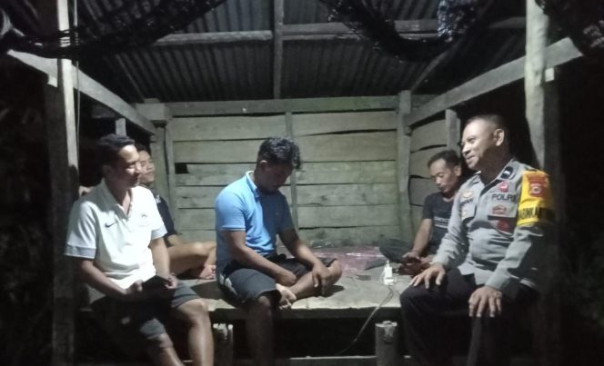 
 Bhabinkamtibmas Desa Unra Laksanakan Pembinaan Satkamling Di Dusun Bulu Maloku