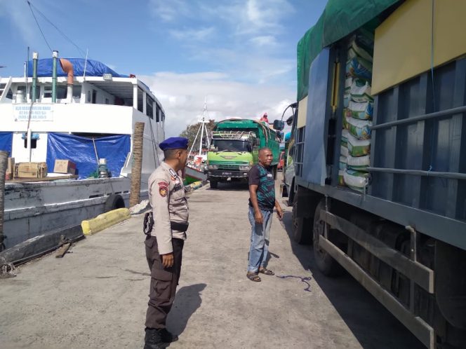 
 Pihak Satpolairud Polres Bone Pantau Aktivitas Di Pelabuhan Rakyat Bajoe