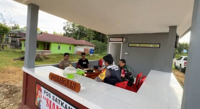 
 Sambangi Dan Berikan Pembinaan Satkamling Bhabinkamtibmas Ajak Jaga Kekompakan Dan Kedisiplinan Dalam Tugas