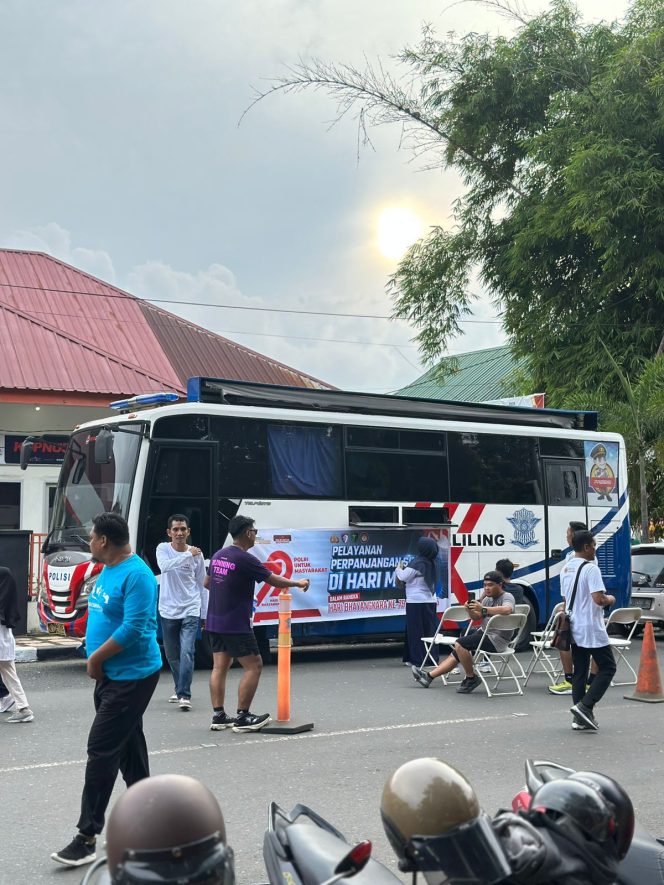 
 Semarak HUT Bhayangkara, Satlantas Polres Bone Buka Layanan Sim Keliling di Car Free Day