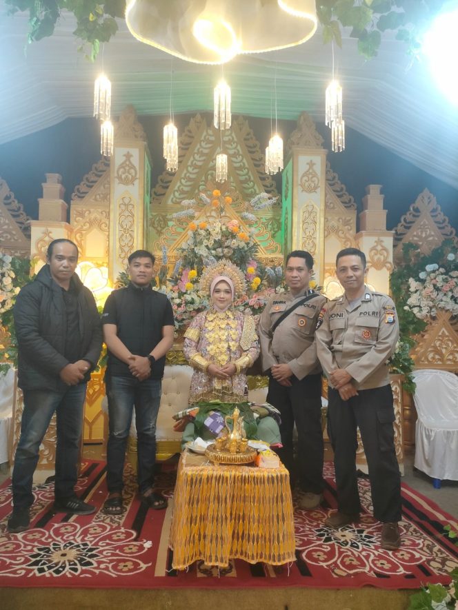
 Hajatan warga desa salampe, dihadiri oleh bhabinkamtibmas Polsek Ponre