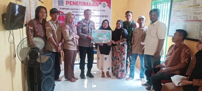 
 Wujud Kepedulian Dan Sinergitas, Bhabinkamtibmas Hadiri Penyaluran BLT-DD Diwilayah Binaannya