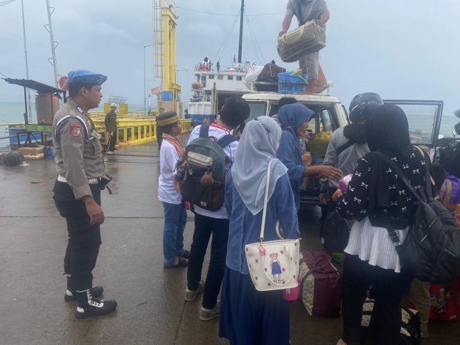 
 Keberangkatan Kapal, Personil Lakukan Pelayanan Dan Pengamanan