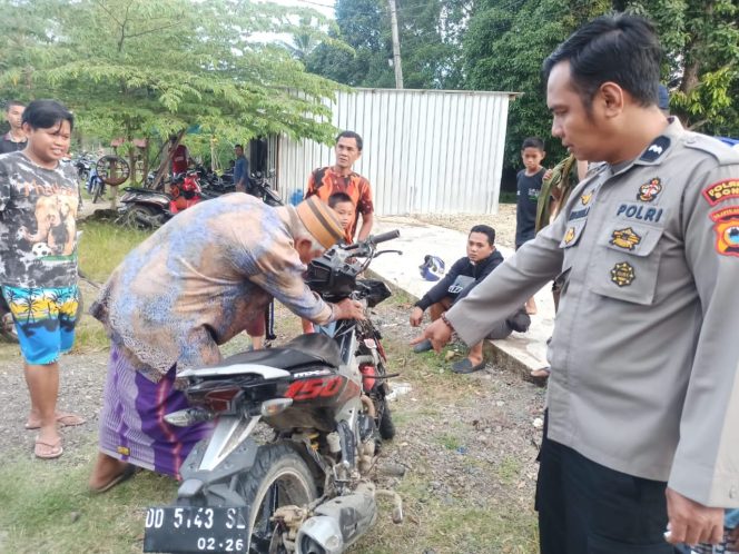 
 Jalin Kedekatan Dengan Masyarakat, Bhabinkamtibmas Desa Sugiale Sambangi Warga