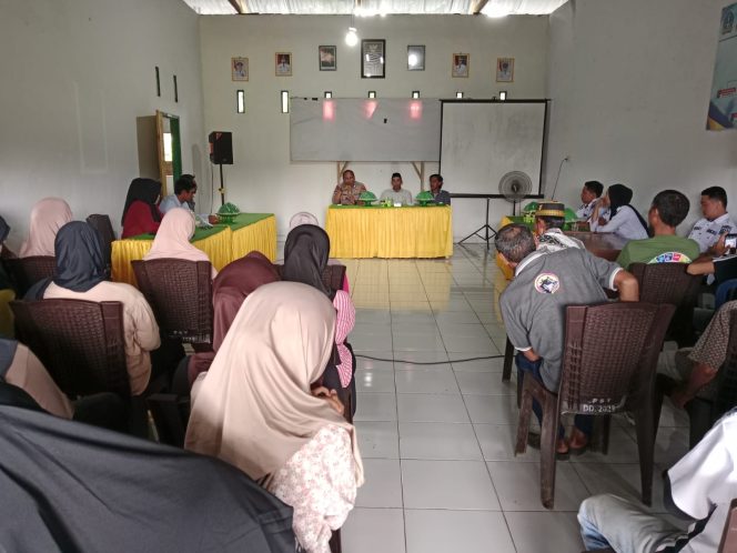 
 Bhabinkamtibmas Desa Letta Tanah Hadiri Rapat Koordinasi Semarak HUT RI ke-80