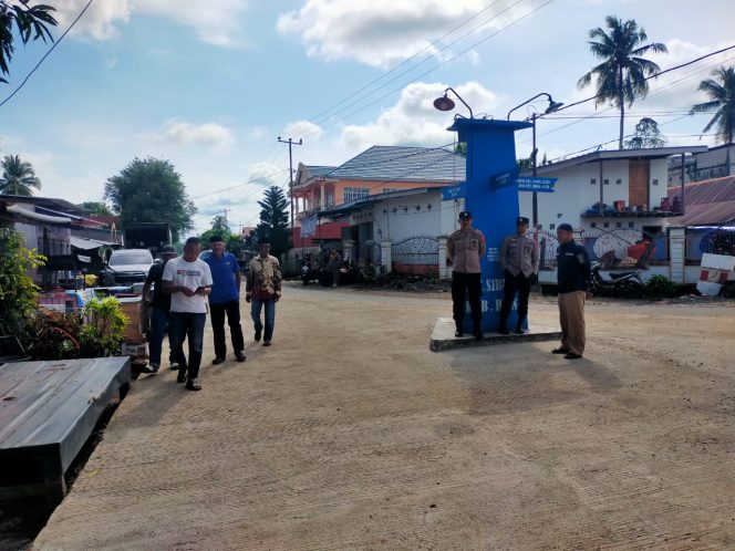 
 Personel Polsek Sibulue Siaga Sterilkan Lokasi Peresmian Jembatan Gantung di Pakkasalo