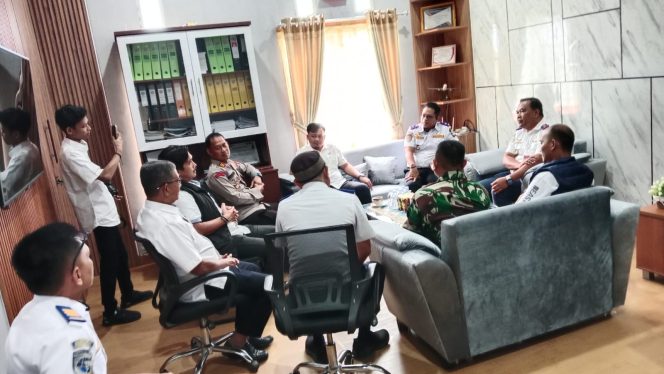 
 Kapolsek Awangpone Rapat Koordinasi Rencana Pengembangan Bandara Arung Palakka Kabupaten Bone