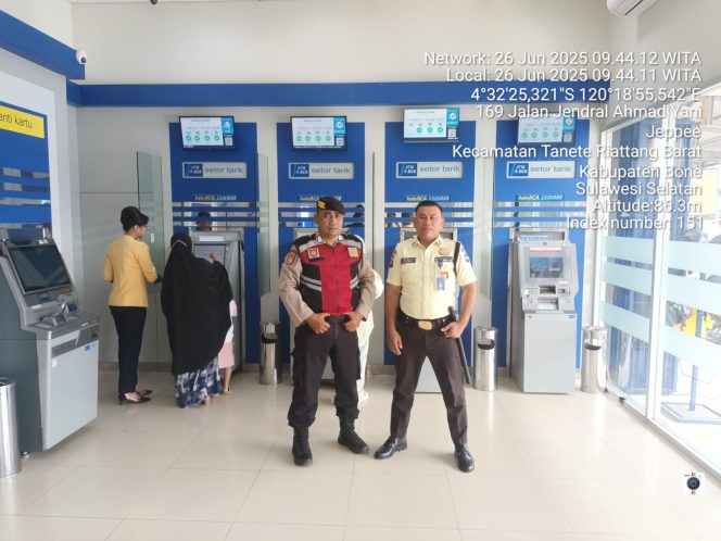 
 Jaga di Bank BCA Watampone, Personil Sat Samapta Polres Bone Pastikan Kantor Obvit aman dan Kondusif