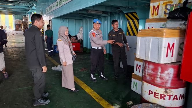 
 Dampingi Petugas Karantina, Lakukan Pemeriksaan Cegah Pelanggaran Muatan