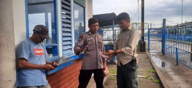 
 Dampingi Karyawan Kapal, Personil Polsek Lakukan Pemeriksaan Kendaraan 