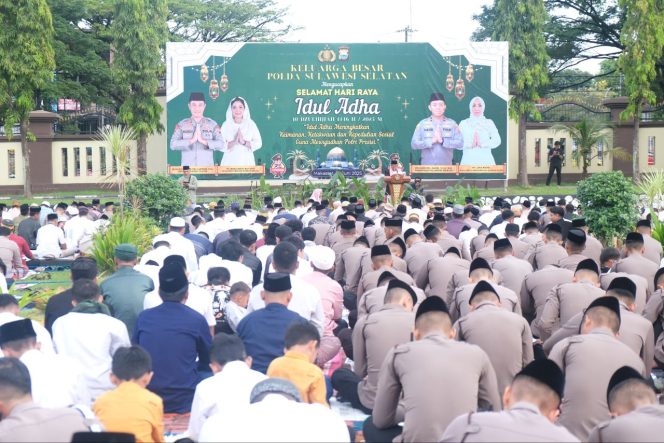 
 Kapolda Sulsel Laksanakan Sholat Idul Adha Bersama Personel dan Masyarakat di Mapolda Sulsel