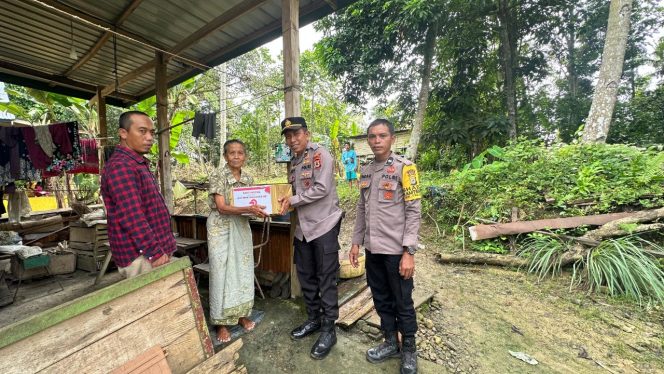 
 ‎Sambut HUT Bhayangkara ke-79, Personil Polsek Palakka Bagikan Sembako kepada Warga Kurang Mampu