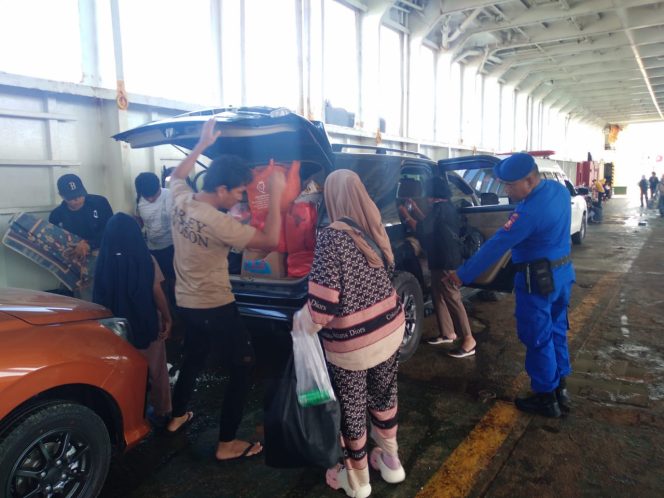 
 Kanit Patroli Satpolairud Polres Bone Periksa Kapal Ferry Penyeberangan Sebelum Berlayar