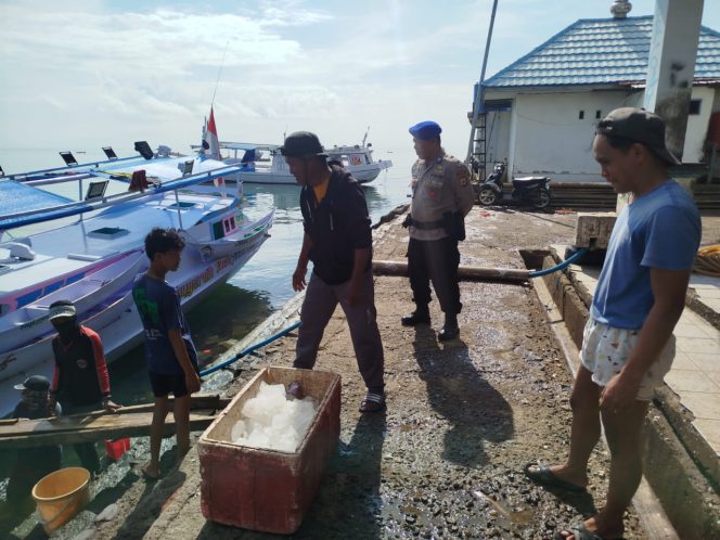
 Cegah Gangguan Kamtibmas, Anggota Satpolairud Polres Bone Pantau Aktivitas Masyarakat Di PPI Lonrae