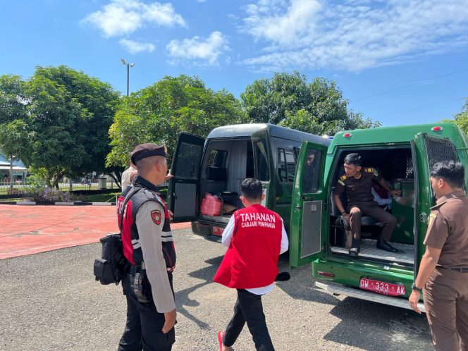 
 Pengawalan Tahanan Di Pengadilan Negeri Watampone, Personil Sat Samapta Tingkatkan Pengamanan di Kantor Pengadilan