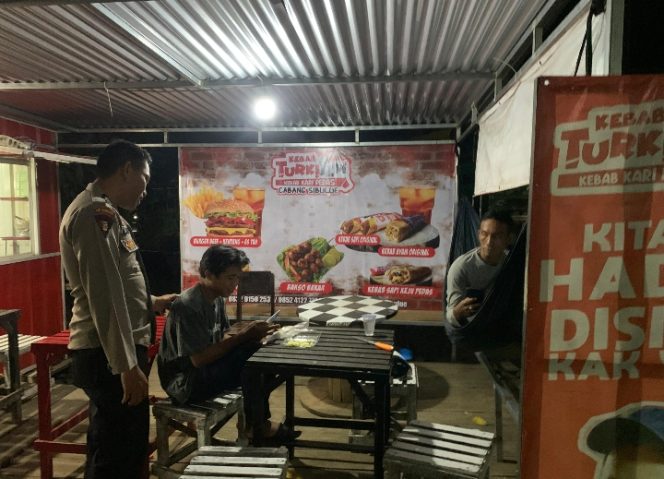 
 Bhabinkamtibmas Ajangpulu jalin kedekatan dengan warga melalui ngopi bareng di Warkop K-One