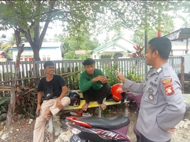 
 Bhabinkamtibmas Desa Manajeng Sapa Semua Kalangan, Jalin Kedekatan dengan Warga