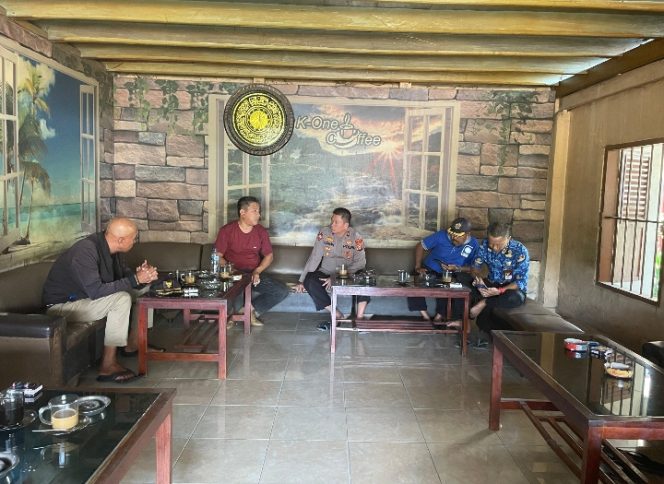 
 Kapolsek Sibulue Gelar “Kopi Curhat” Bersama Tokoh Masyarakat di Warkop K-One
