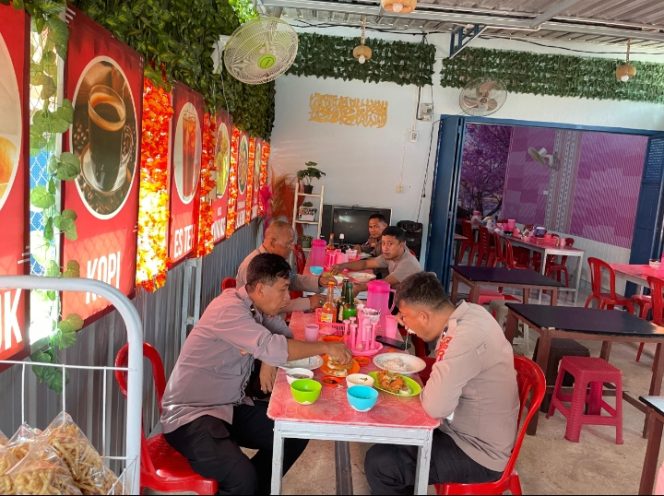 
 Kanit Provos Polsek Sibulue Traktir Makan Siang Personel di Hari Ulang Tahunnya