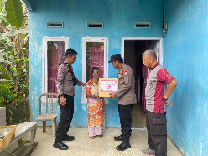 
 Polsek Barebbo Gelar Bakti Sosial dalam Rangka HUT Bhayangkara ke-79, Salurkan Bantuan Sembako untuk Warga Kurang Mampu