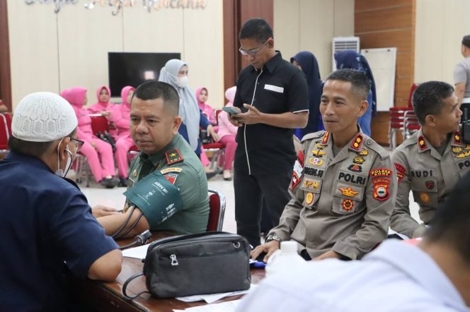 
 Polres Bone Gelar Donor Darah Sambut Hari Bhayangkara ke-79, Libatkan Pemda, TNI-Polri dan Bhayangkari