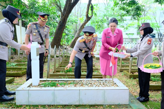 
 Kapolda Sulsel Pimpin Ziarah Dan Tabur Bunga Di Taman Makam Pahlawan Panaikang