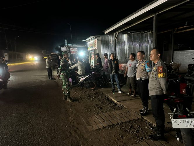 
 Amankan malam takbiran, Kapolsek Libureng Pimpin Pengamanan