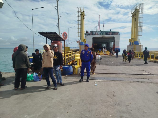 
 Pihak Satpolairud Polres Bone Lakukan Pengamanan Pelabuhan Penyeberangan Bajoe, Ciptakan Situasi Yang Kondusif