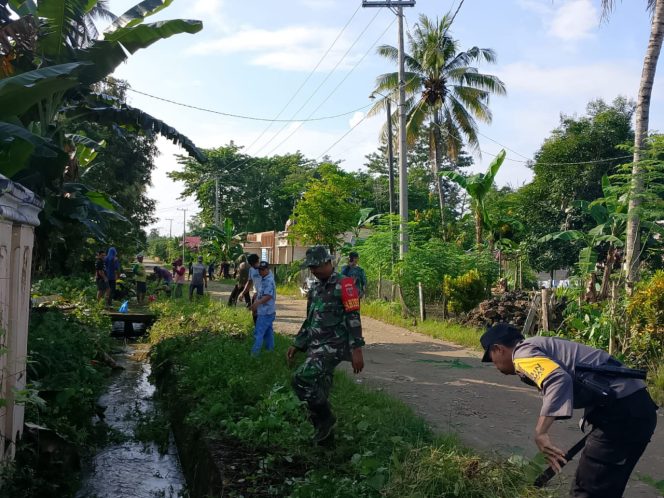 
 Sinergitas Bhabinkamtibmas, Babinsa, dan Warga Desa Lompu dalam Aksi Bersih-Bersih Lingkungan