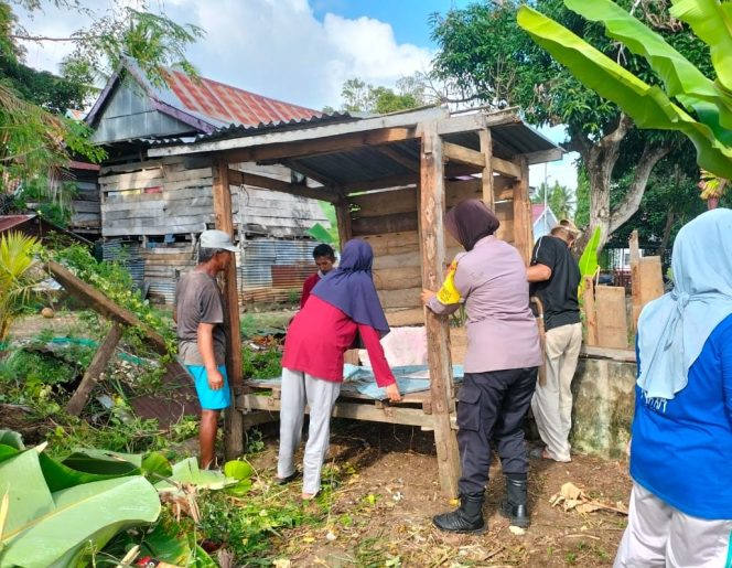 
 Bhabinkamtibmas Hadir Bersama Warga Gotong Royong Membersihkan Kompleks Pasar Lea