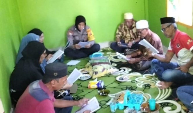 
 Aiptu Suhati Melayat dan Turut Mengaji di Rumah Warga