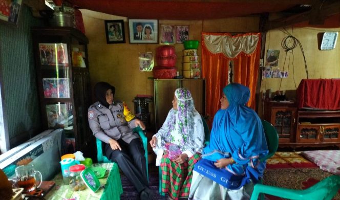
 Jamin Situasi Kamtibmas di Desa, Bhabinkamtibmas ini Kunjungi Rumah Warga