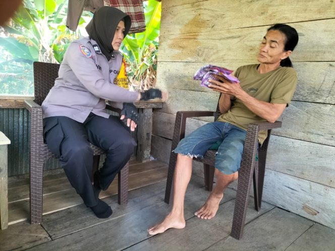 
 Aiptu Suhati Bangun Komunikasi Saat Melaksanakan Sambang di Desa Binaan