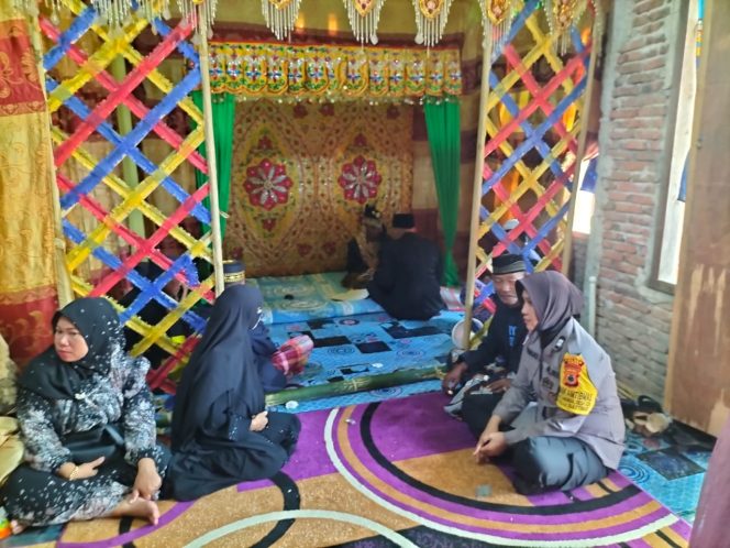 
 Jaga Kamtibmas di Desa, Aiptu Suhati Lakukan Sambang dan Hadiri Hajatan Warga