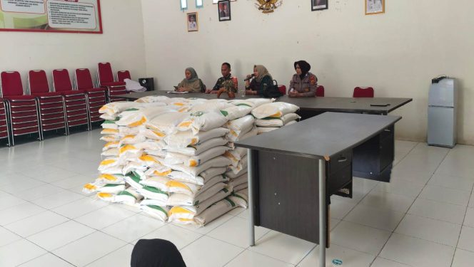 
 Bhabinkamtibmas Kawal Penyaluran Beras, Wujud Pengabdian di Tengah-Tengah Masyarakat